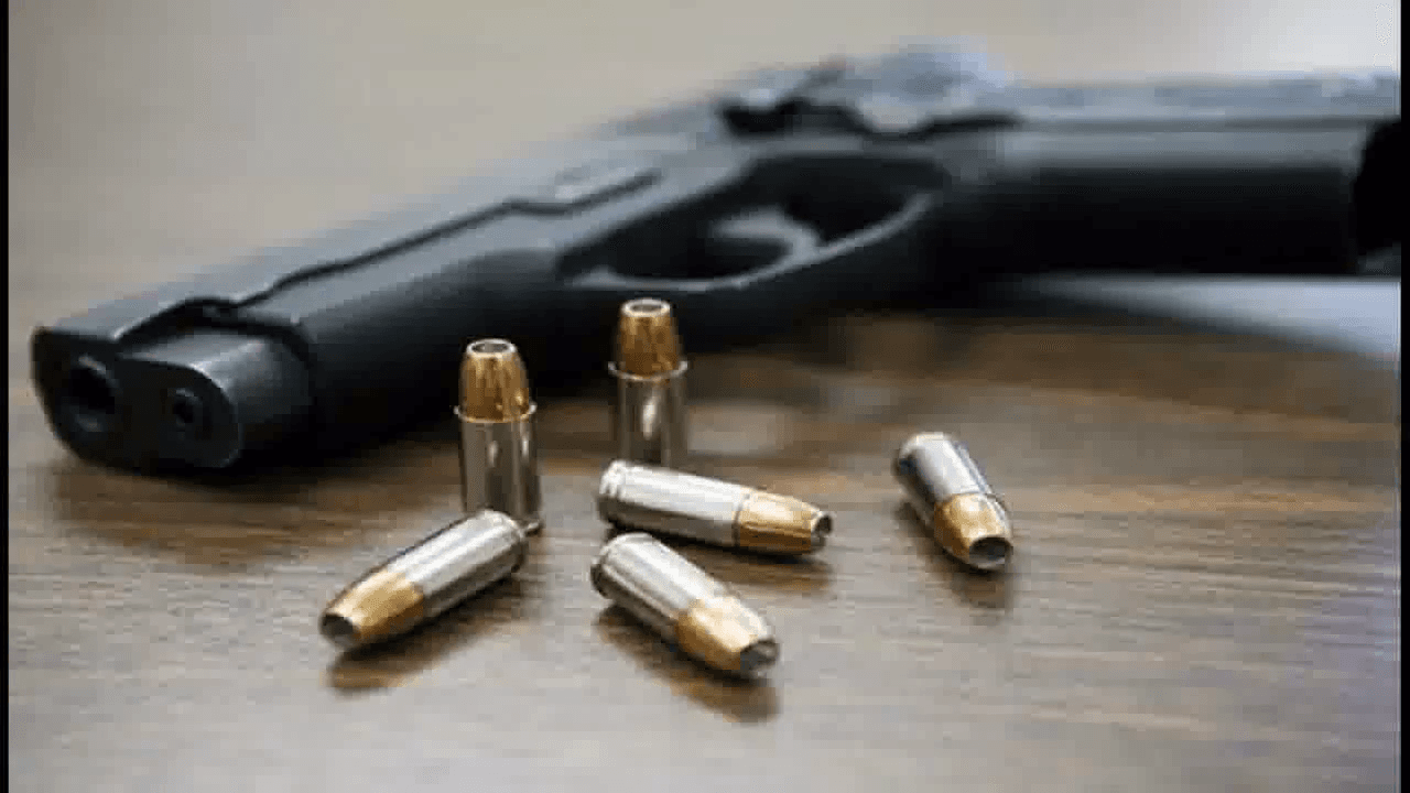 इटारसी में बंदूक की सफाई के दौरान चली गोली, 4 रेलवे पुलिसकर्मी घायल #फायरिंग #पुलिसकर्मी_घायल
