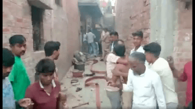 जौनपुर में अवैध पटाखा फैक्ट्री में विस्फोट होने से 5 लोग घायल, इलाज जारी #पटाखा_फैक्ट्री #विस्फोट