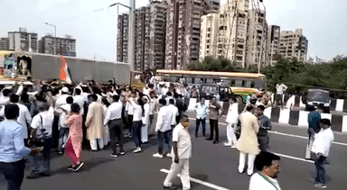 गाज़ियाबाद बॉर्डर पर पुलिस की बेरिकेडिंग को तोडते हुए आगे बढ़ा श्री कल्कि पीठाधीश्वर आचार्य प्रमोद  जी और राजस्थान के पूर्व उपमुख्यमंत्री  सचिन पायलट का काफिला.