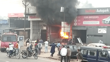 आगरा: आगरा-दिल्ली हाईवे पर थाना सिकंदरा अंतर्गत रेनबो हॉस्पीटल के सामने टायर के गोदाम में लगी आग