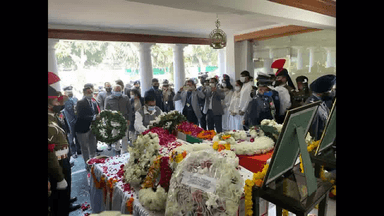 दिल्ली के सीएम अरविंद केजरीवाल व डिप्टी सीएम मनीष सिसोदिया ने CDS जनरल बिपिन रावत को अर्पित की पुष्पांजलि #बिपिन_रावत