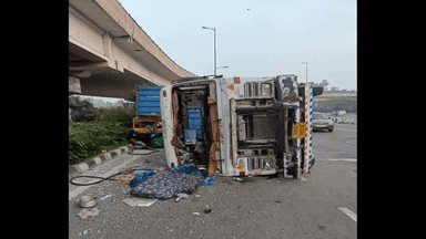 दिल्ली के आईटीओ के पास कंटेनर-ट्रक के पलटने और ऑटोरिक्शा पर गिरने से 4 लोगों की हुई मौत