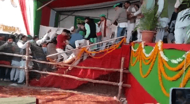 सपा और RLD के मंच पर चढ़ने को कुछ यूं हुई अफरा-तफरी, मंच से धड़ाम से गिर नेता।
~फॉलो करें, न्यूज पाने के लिए।