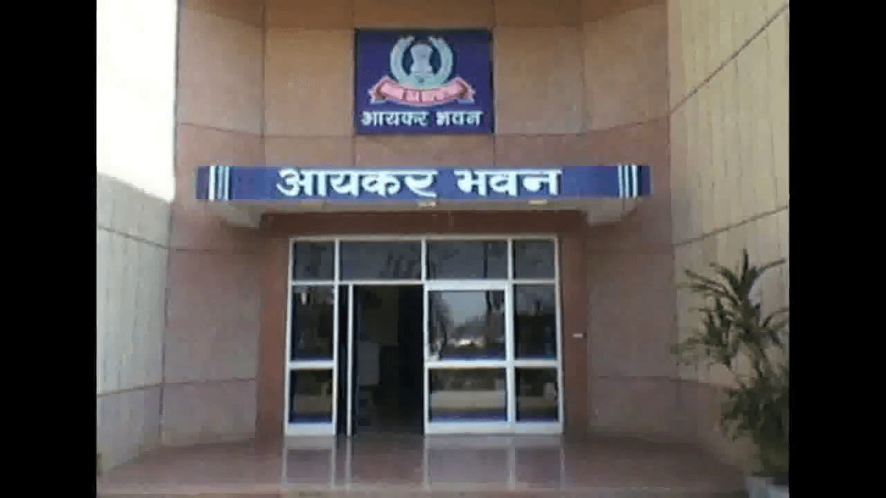 कन्नौज में इत्र कारोबारी फैज़ान मलिक के घर पहुंची इनकम टैक्स की टीम, भारी संख्या में पुलिस बल तैनात #इनकम_टैक्स