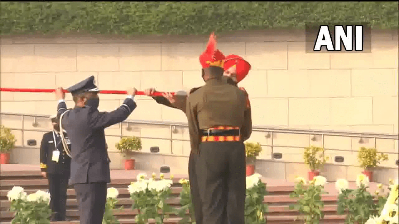 अमर जवान ज्योति का राष्ट्रीय युद्ध स्मारक की लौ में किया गया विलय, वीडियो आया सामने #युद्ध_स्मारक