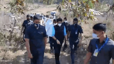 नाशिक: शेंद्रेपाडा येथील अतिदुर्गम भागात लोकसहभागातून बांधलेल्या पुलाची पर्यटन मंत्री आदित्य ठाकरे यांच्याकडून पाहणी