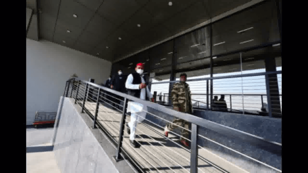 हवाई ट्रैफिक के कारण अखिलेश यादव के हेलिकॉप्टर को उड़ान भरने में देरी हुई : दिल्ली हवाईअड्डे के अधिकारी #हेलिकॉप्टर