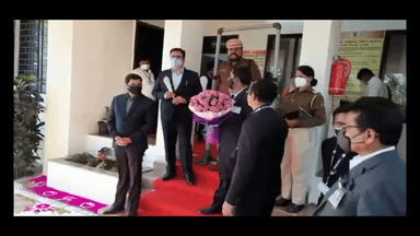 नाशिक: इगतपुरी सर्किट हाऊस येथे राज्यपाल भगतसिंह कोश्यारी यांचे विभागीय आयुक्त राधाकृष्ण गमे यांनी पुष्पगुच्छ देऊन केले स्वागत