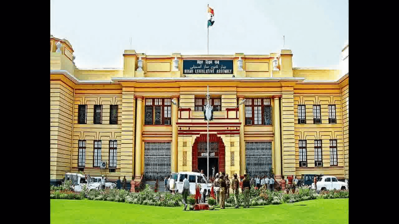 बिहार विधानसभा में हेलीकॉप्टर लेकर पहुंचे RJD विधायक मुकेश रौशन, कहा- शराबबंदी में विफल हुई सरकार #बिहार_विधानसभा