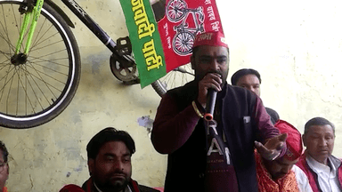 आगरा: समाजवादी पार्टी से प्रत्याशी कुंवरचंद वकील ने बाल्मीकि समाज के लोगों से जनसंपर्क कर मांगे वोट