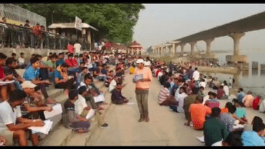 पटना यूनिवर्सिटी के पास घाट पर विभिन्न परीक्षाओं की तैयारी करते छात्रों की तस्वीर सामने आई #पटना_यूनिवर्सिटी