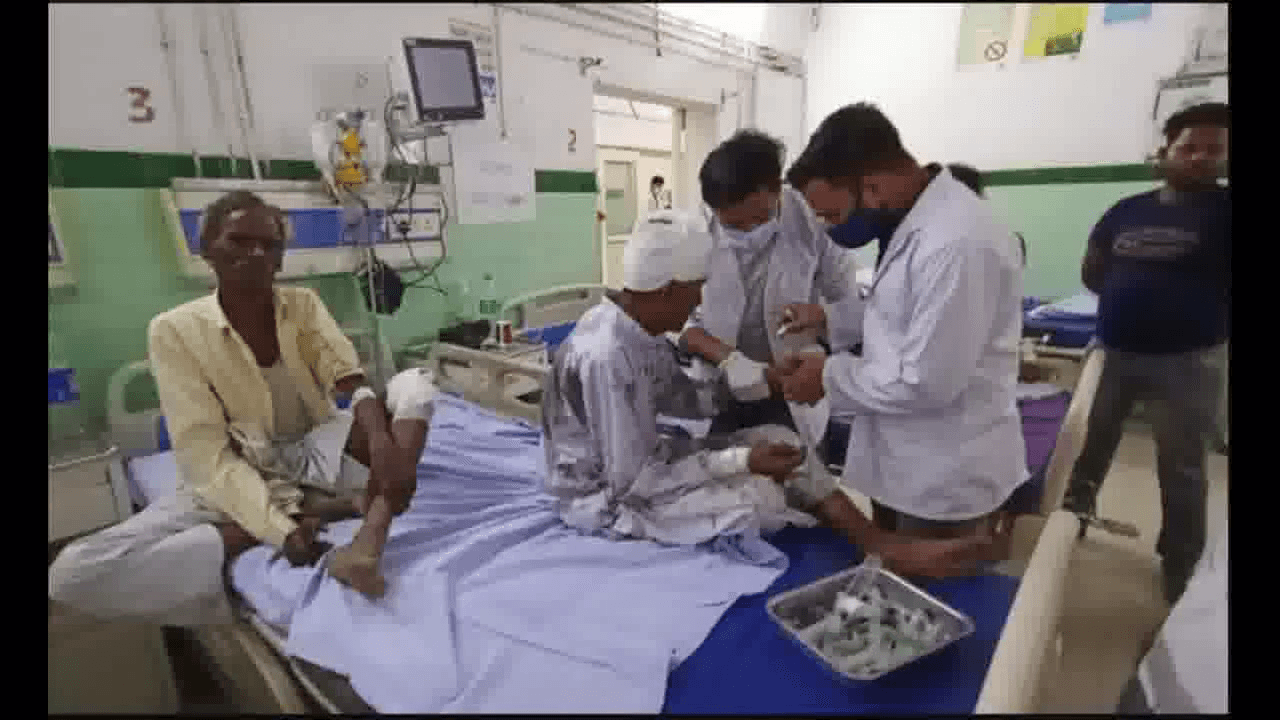 बरेली में बारातियों से भरी बस खाई में पलटी, 2 दर्जन से अधिक लोग हुए घायल #बस_दुर्घटना