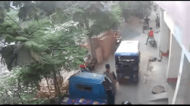 पटना में फोन पर बात करते हुए चल रही महिला 7 फीट गहरे मैनहोल में गिरी, सामने आया वीडियो #मैनहोल