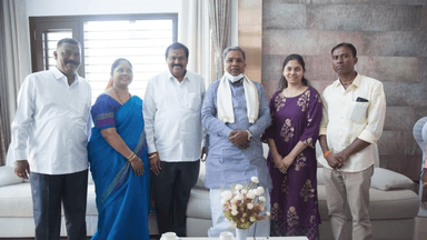 ಬೆಂಗಳೂರು ಉತ್ತರ: ಪುಲಿಕೇಶಿ ನಗರದ ಶಾಸಕ ಅಖಂಡ ಶ್ರೀನಿವಾಸ್ ಮೂರ್ತಿ ನಿವಾಸಕ್ಕೆ ವಿಪಕ್ಷ ನಾಯಕ ಸಿದ್ದರಾಮಯ್ಯ ಭೇಟಿ