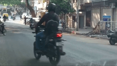 ಬೆಂಗಳೂರು ಉತ್ತರ: ನಡುರಸ್ತೆಯಲ್ಲಿ ತಿಂಡಿ ತಿಂದ ಭೂಪ: ರಾಜಾಜಿನಗರದ ಶಿವನಹಳ್ಳಿಯಲ್ಲಿ ಕುಡುಕನ ರಂಪಾಟ