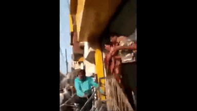 यूपी में अतिक्रमण हटाने पहुंचे बुलडोज़र को देखकर रोने लगा युवक, बोला- हम बीजेपी को वोट देते हैं #अतिक्रमण #बुलडोज़र