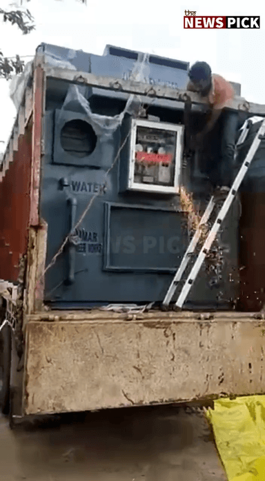 बिहार में बहार है...ट्रक पर लदे ‘Water Filter’ मशीन में छिपाकर लाई जा रही सैकड़ों कार्टन विदेशी शराब अररिया में ज़ब्त.