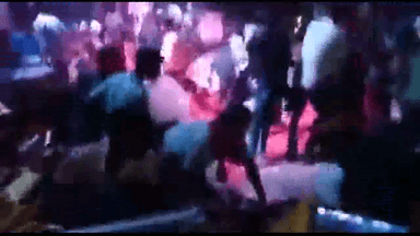 भोजपुर में अभिनेता खेसारी लाल यादव के कार्यक्रम के दौरान मंच टूटने से मची भगदड़, कलाकारों को आई हल्की चोटें #खेसारी_लाल