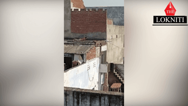 #सीतापुर:  एक शख्स ने छत पर रेंगते हुए की बिजली की चोरी 
 बिजली चोरी का वीडियो हुआ वायरल