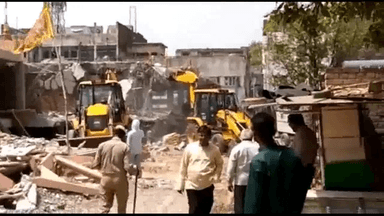 लखनऊ के अमीनाबाद में नगर निगम की ज़मीन पर चल रहे अवैध निर्माण के खिलाफ ज़िला प्रशासन ने की कार्रवाई #अवैध_निर्माण