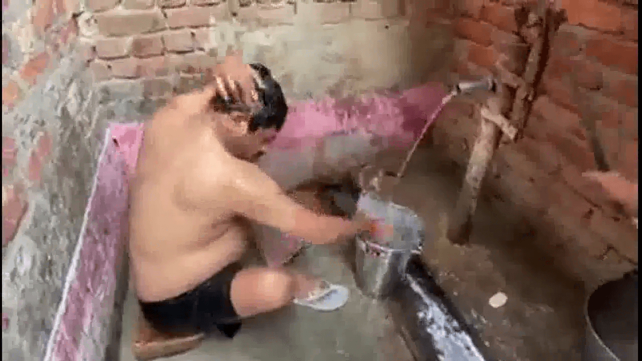 यूपी के मंत्री ने हैंडपंप पर नहाने का वीडियो किया शेयर; कहा- योगी सरकार और पिछली सरकारों में यही अंतर #यूपी_मंत्री