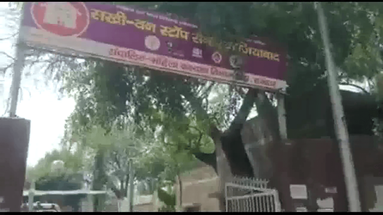 गाज़ियाबाद में स्ट्रेचर नहीं मिलने पर मरीज़ को ठेले से लाया गया अस्पताल, डिप्टी सीएम ने दिए जांच के आदेश #स्ट्रेचर
