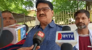 ssp डॉ गौरव ग्रोवर ने घायल पत्रकार से ली घटना की जानकारी साथ हें बृज प्रेस क्लब अध्यक्ष डा.कमलकान्त उपमन्यु एवं पत्रकार