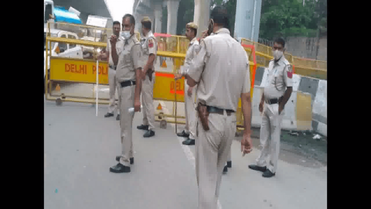 दिल्ली पुलिस ने दो पासपोर्ट रखने के आरोप में पति, पत्नी व बेटी को किया गिरफ्तार #पासपोर्ट #अपराध