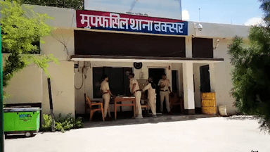 बिहार के बक्सर में शराबबंदी क़ानून के चक्कर में कुत्ता पहुंचा थाने....Police Station में सिपाही रख रहे ध्यान