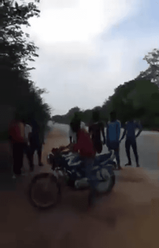 सड़कों पर स्टंट करके आप हैंडसम या डैशिंग नहीं लगते ...आपका जीवन आपके अपनो के लिए बहुत अनमोल है ....