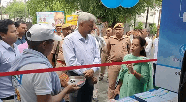 प्रधानमंत्री फसल योजना बीमा के अंतर्गत इफको टोकियो जागरूक रथ को DM द्वारा कलेक्ट्रेट से हरी झंडी दिखाकर रवाना किया