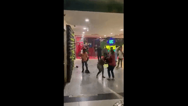 लखनऊ में कैफे के बाहर लड़की ने लड़के को मारे थप्पड़ व गमले से किया हमला, पार्टी के दौरान हुआ था झगड़ा #कैफे