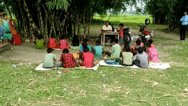 नीतीश कुमार का सुशासन, बांसवारी में चल रहा है सरकारी स्कूल.
