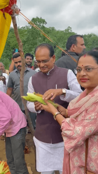 सड़क किनारे भुट्टा खाते हुए मध्यप्रदेश के मुख्यमंत्री शिवराज सिंह @shivrajsingh का विडियो वायरल.. #mpnews  #viralpost