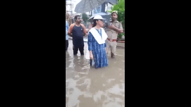 लखनऊ में भारी बारिश के बीच घुटनों तक भरे पानी में कमिश्नर रोशन जैकब ने जलभराव वाले इलाकों का लिया जायज़ा #यूपी_बारिश