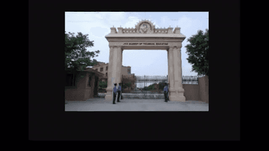 नोएडा के कॉलेज में 'सर' नहीं बोलने पर जूनियर छात्र की हुई रैगिंग, तोड़ दी गई कंधे की हड्डी #रैगिंग