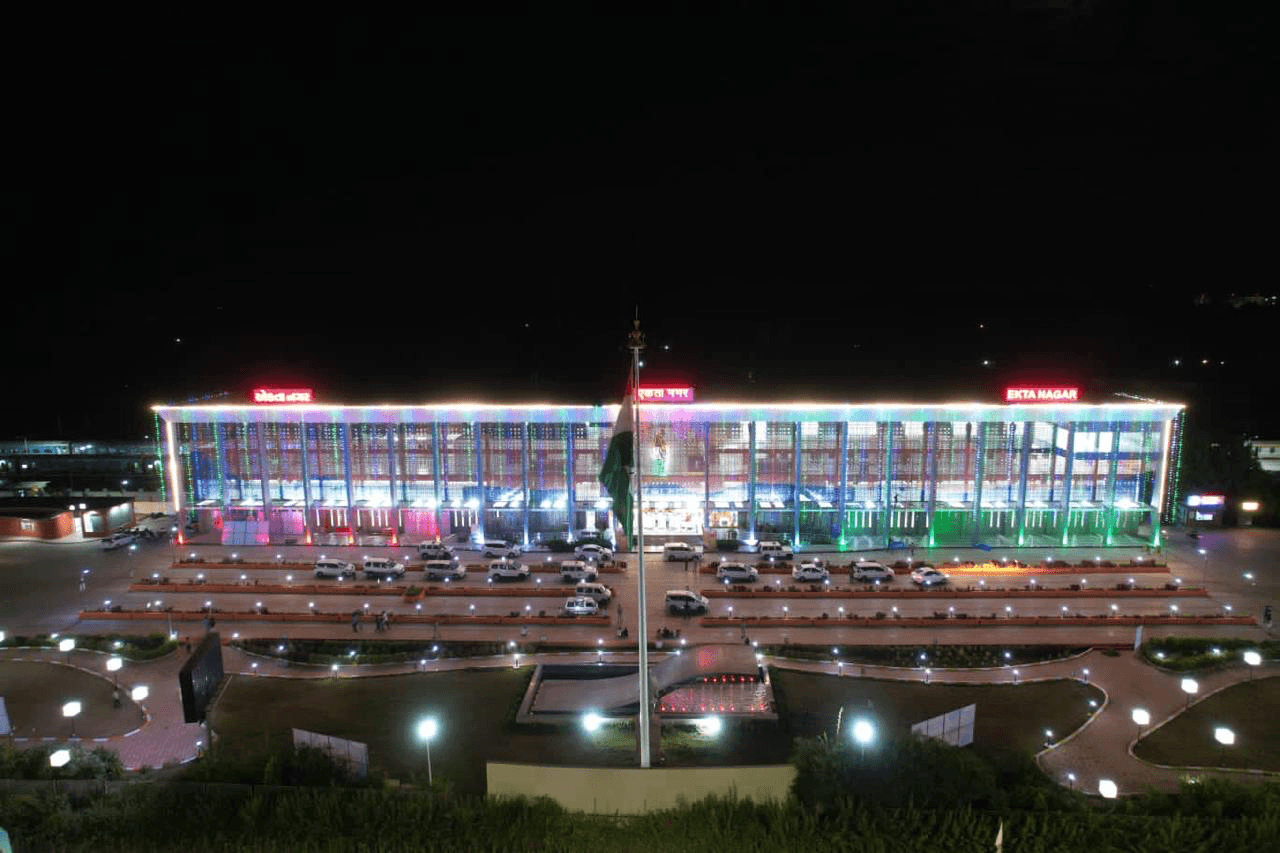 A marvellous display of lights at Ekta Nagar Railway Station in Gujarat on the eve of <nis:link nis:type=tag nis:id=IndependenceDay2024 nis:value=IndependenceDay2024 nis:enabled=true nis:link/>. ✨