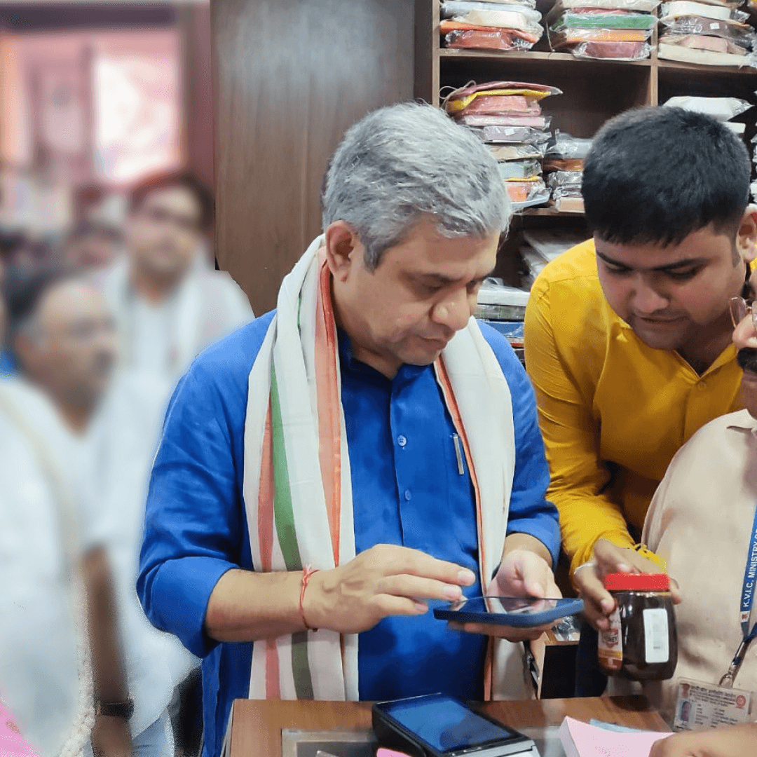 Hon’ble MR Shri Ashwini Vaishnaw visited <nis:link nis:type=tag nis:id=OneStationOneProduct nis:value=OneStationOneProduct nis:enabled=true nis:link/> stall at Sealdah Railway Station in West Bengal