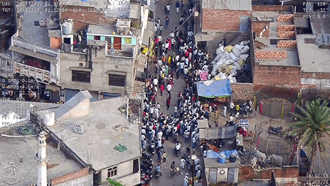 *जनपद #बाराबंकी* *दिनांक- 11.03.2025*                  *पुलिस अधीक्षक बाराबंकी श्री अर्पित विजयवर्गीय के निर्देशन में रमजान के 21वीं तिथि के अवसर पर बाराबंकी पुलिस द्वारा समस्त थाना क्षेत्र के संवेदनशील स्थानों/मार्गों पर ड्रोन के माध्यम से सतर्क दृष्टि रखी जा रही है।*