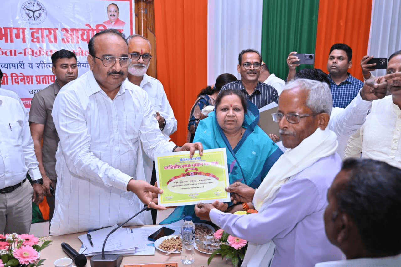 #बाराबंकी में आलू कृषक व हितधारकों के मध्य क्रेता-विक्रेता सम्मेलन हुआ, जिसमें उद्यान मंत्री दिनेश प्रताप सिंह ने भाग लिया। उन्होंने कहा कि आलू की विपणन में बहुत संभावनाएं हैं और कृषकों को सलाह दी कि वे अपने आलू अन्य राज्यों में भेजकर अच्छे दाम प्राप्त कर सकते हैं। उन्होंने खाद्य प्रसंस्करण नीति के तहत 35% अनुदान पर इकाई स्थापना का आवाहन किया। बैठक में शीतगृह स्वामियों और कृषकों ने भी अपने विचार रखे।