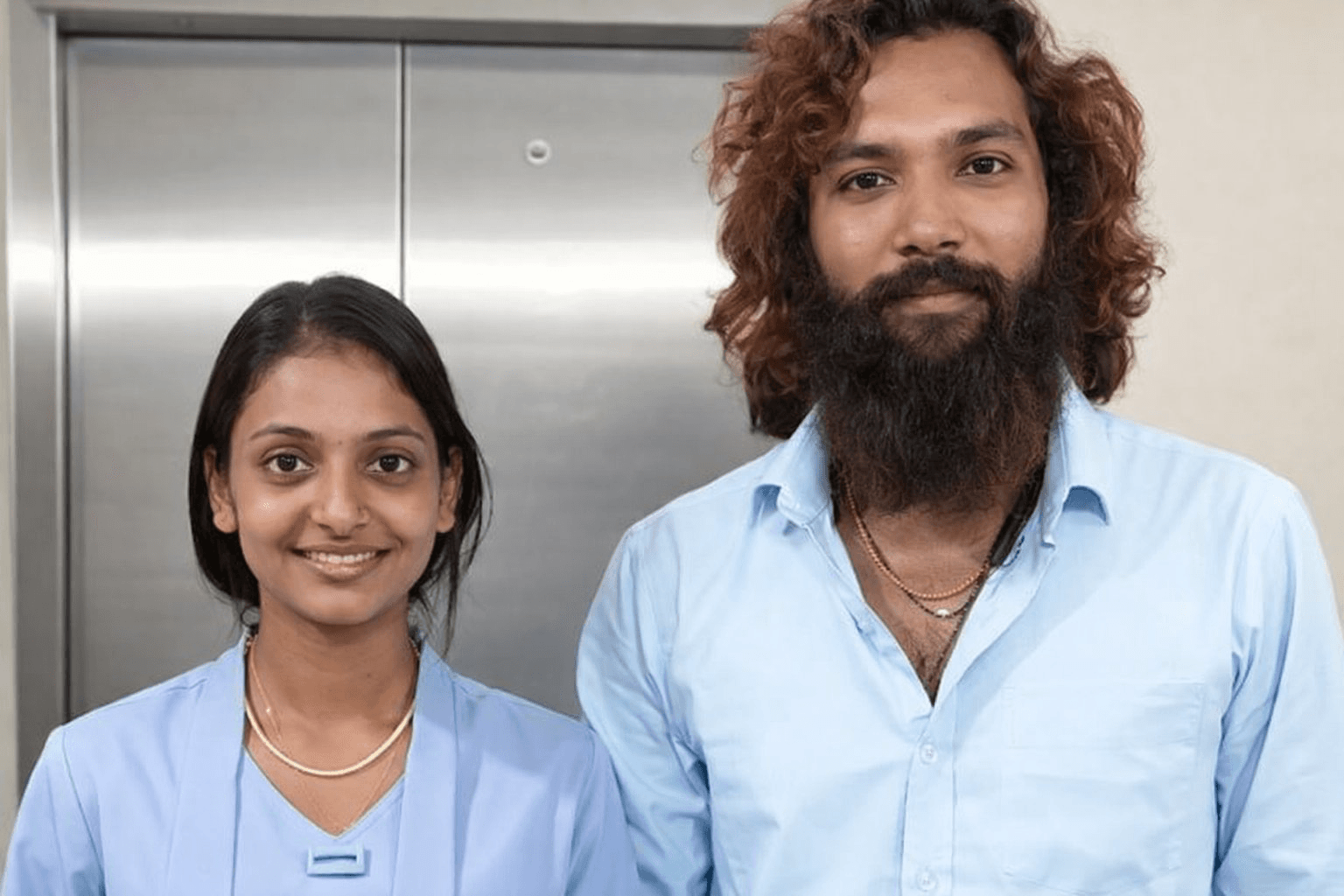 मोनालिसा, महाकुंभ 2025 की वायरल गर्ल, अपने प्रेमी फरमान के साथ रहना चाहती हैं, लेकिन परिवार तैयार नहीं है। मोनालिसा का कहना है कि उन्हें परिवार से खतरा है, इसलिए वे फरमान के साथ थम्पानूर थाने पहुंची। डायरेक्टर सनोज मिश्रा ने मोनालिसा को फिल्म में ब्रेक देने का वादा किया था, लेकिन अब उन पर रेप और ब्लैकमेलिंग के आरोप हैं। सनोज मिश्रा को दिल्ली पुलिस ने गिरफ्तार किया है। मोनालिसा का कहना है कि सनोज मिश्रा ने उनके साथ धोखा किया। वसीम रिजवी ने सनोज मिश्रा पर आरोप लगाया है कि उन्होंने मोनालिसा को ट्रैप में फंसाया है। मोनालिसा ने इंस्टाग्राम पर वीडियो बनाकर सनोज मिश्रा पर लग रहे आरोपों को गलत ठहराया है। सनोज मिश्रा ने वसीम रिजवी पर पलटवार किया है और कहा है कि वे उनके खिलाफ साजिश कर रहे हैं। मोनालिसा की फिल्म 'द डायरी ऑफ मणिपुर' की शूटिंग शुरू होने वाली थी, लेकिन अब मामला फंस गया है। सनोज मिश्रा को दिल्ली हाईकोर्ट ने जमानत दे दी है ¹ ² ³।