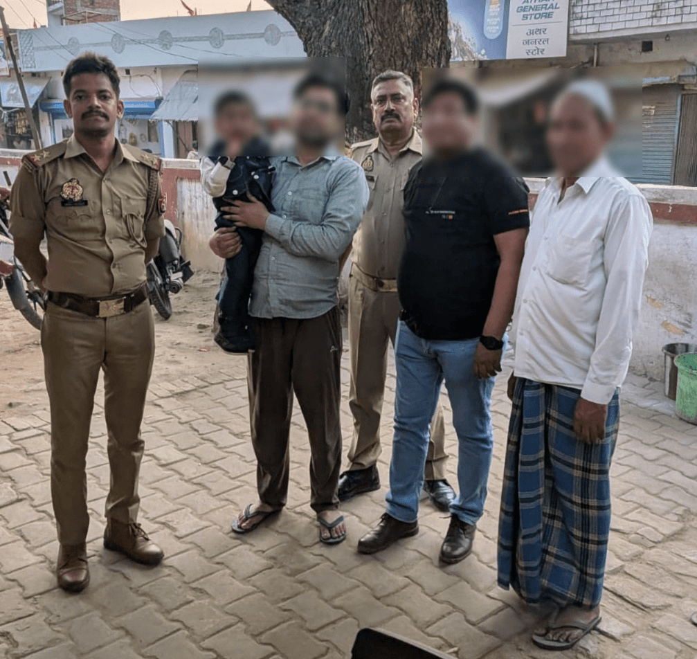 *जनपद बाराबंकी* *दिनांक- 29.03.2026*  *जनपद #बाराबंकी, थाना कोतवाली नगर पुलिस टीम द्वारा गुमशुदा 03 वर्षीय बच्चे को सकुशल परिजनों के सुपुर्द किया गया-*                      आज दिनांक 29.03.2026 को थाना कोतवाली नगर पुलिस टीम को बंकी बाजार के पास एक 03 वर्षीय बच्चा मिला, जो अपने परिजनों से बिछड़ गया था तथा नाम पता बताने में असमर्थ था। थाना कोतवाली नगर पुलिस द्वारा उक्त गुमशुदा बच्चे को कब्जे में लेकर परिजनों का पता लगाने का प्रयास किया गया। पुलिस के अथक प्रयास से पता लगाने के उपरान्त उक्त गुमशुदा बच्चे को उनके पिता नफीस अंसारी पुत्र वकील अहमद निवासी ताजी खाना मशकगंज थाना वजीरगंज लखनऊ को सुपुर्द किया गया, जो लखनऊ से बाराबंकी शादी समारोह में सम्मिलित होने आए थे। परिजनों द्वारा थाना कोतवाली नगर पुलिस का आभार व्यक्त किया गया।