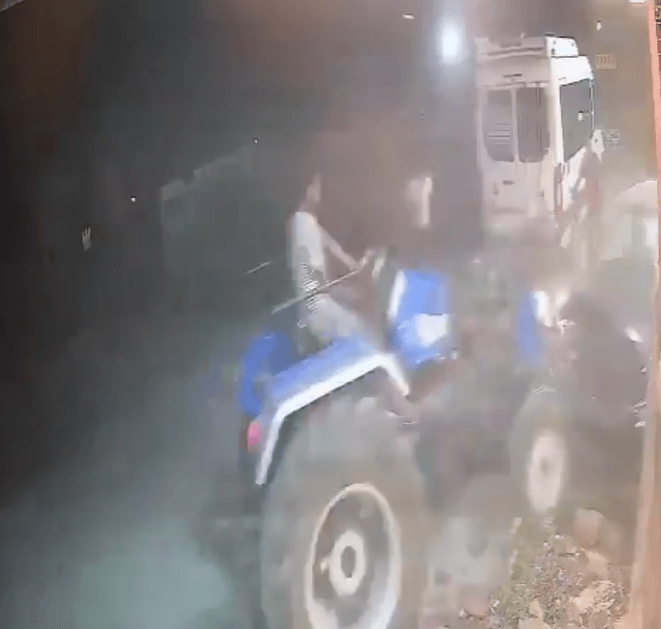 उत्तराखंड – नैनीताल के कालाढूंगी में ट्रैक्टर ने ढाबे के बाहर खड़ी कार को 4–5 बार टक्कर मारी। कार में 2 दोस्त बैठे थे, जो वहां खाना खाने गए थे। पुलिस ने ट्रैक्टर चालक प्रवीण देऊपा को गिरफ्तार किया। दोनों में पुराना विवाद बताया गया है।