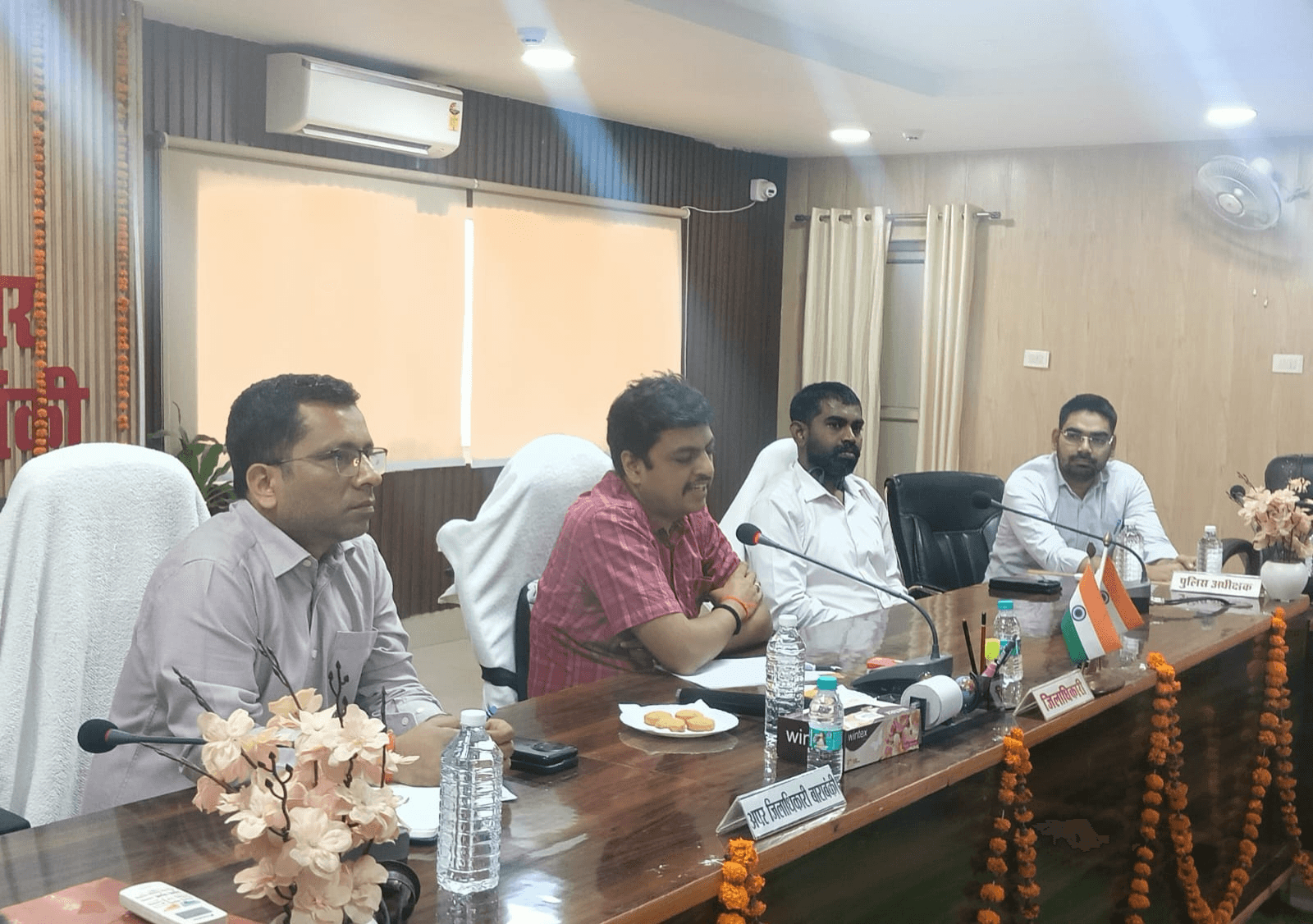 *डीएम ईशान प्रताप सिंह ने पत्रकारों से संवाद किया, जनसमस्याओं के त्वरित निस्तारण पर जोर*  नवागत डीएम ने बुधवार को पत्रकारों से कहा- पारदर्शी व जनोन्मुख प्रशासन प्राथमिकता है, शिकायतों में लापरवाही पर सख्त कार्रवाई होगी।   लोधेश्वर कॉरिडोर व एससीआर कार्यों में तेजी लाने और शहर में पार्किंग व्यवस्था सुधारने का आश्वासन दिया। नियमित संवाद कर विकास कार्यों की समीक्षा होगी।