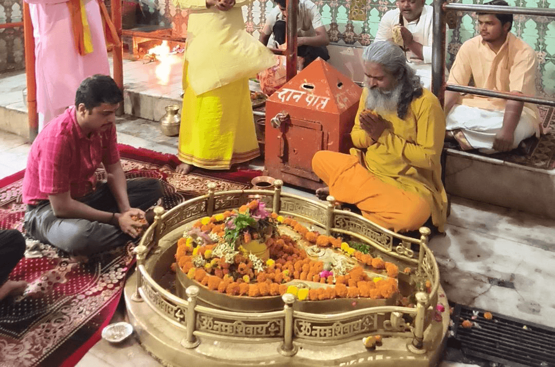 डीएम ईशान प्रताप सिंह ने लोधेश्वर धाम में पूजा कर कॉरिडोर का निरीक्षण किया  नवागत डीएम ईशान प्रताप सिंह ने बुधवार को लोधेश्वर महादेव धाम में पूजा-अर्चना कर जनपद की सुख-समृद्धि की कामना की।   उन्होंने कॉरिडोर के निर्माण कार्यों का जायजा लिया और अधिकारियों को गुणवत्ता व समयबद्धता से काम पूरा कराने के निर्देश दिए। कहा- श्रद्धालुओं की सुविधा और धार्मिक पर्यटन को बढ़ावा देना प्राथमिकता है।  #barabanki