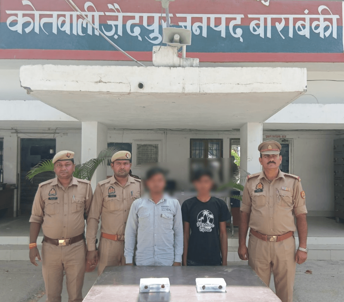 #बाराबंकी पुलिस ने 5 वांछित पकड़े, 2 तस्करों से स्मैक-गांजा बरामद  बाराबंकी पुलिस ने 20/21 अप्रैल को अभियान में 5 वांछित अभियुक्त गिरफ्तार किए, 3 पर शांतिभंग की कार्रवाई की।   कुर्सी पुलिस ने तस्कर मो0 जैद से 30 ग्राम स्मैक व ई-रिक्शा, गुफरान से 300 ग्राम गांजा बरामद किया। सुबेहा पुलिस ने अपहृता बरामद कर आरोपी रज्जन को पकड़ा।