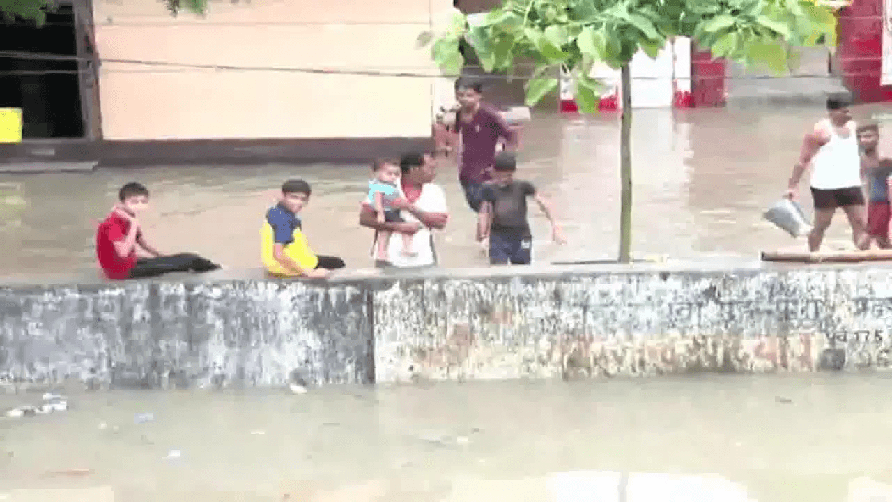 लखनऊ में भारी बारिश के बीच दीवार गिरने से 9 लोगों की मौत के बाद जारी की गई एडवाइज़री #यूपी_बारिश