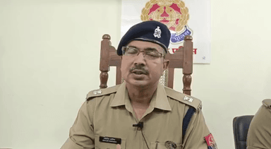 थाना मझोला पुलिस ने लूट की घटना का खुलासा करते हुए, लूटी गयी चैन सहित 02 अभियुक्तों को किया गिरफ्तार।