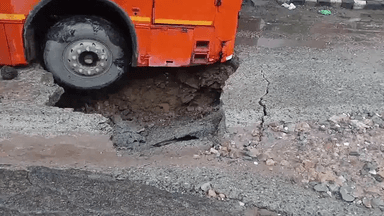दिल्ली में लगातार हो रही बारिश के बीच मंगोलपुरी में धंसी सड़क में फंसी DTC की बस, वीडियो आया सामने #बारिश #सड़क_धंसी