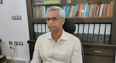 मुरादाबाद जिला अधिकारी शैलेंद्र कुमार सिंह जनपद में बाढ़ से प्रभावित क्षेत्रों की जानकारी देते हुए